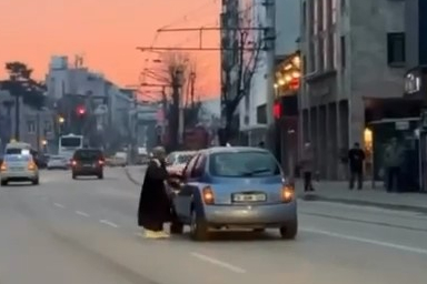 Bursa'da yolun ortasında duran araç görenleri şaşırttı