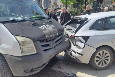 Bursa'da kamyonet ile otomobil çarpıştı: 3 yaralı