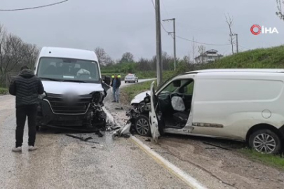 Bursa'da servis minibüsü ile hafif ticari araç çarpıştı: 13 yaralı