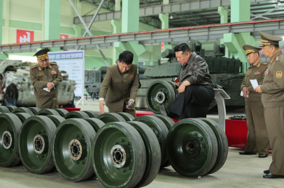 Lider Kim tank fabrikasına daha fazla üretim talimatı verdi