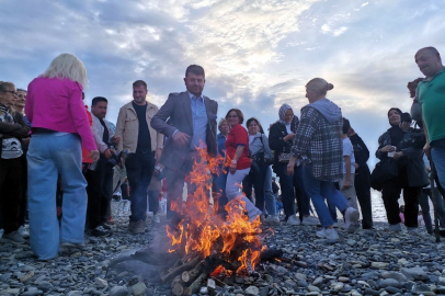 Bursa'da hıdırellez ateşi sahilde yandı