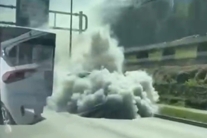 Bursa'da trafikte panik: Arıza yapan araç, dumanlar saçtı