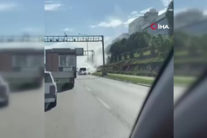 Bursa'da trafikte panik: Arıza yapan araç, dumanlar saçtı