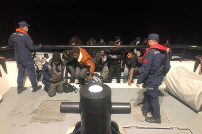 Lastik bot içerisinde 28 göçmen yakalandı