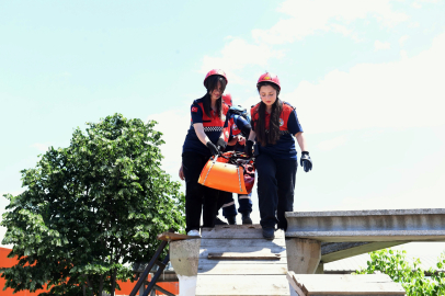 Liselilerden enkazda ilk müdahale: Osmangazi'den tatbikat desteği