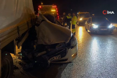 Bursa'da otomobil kamyona çarptı: 2 yaralı