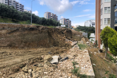Bursa'da çöken yol site sakinlerine deprem korkusu yaşattı