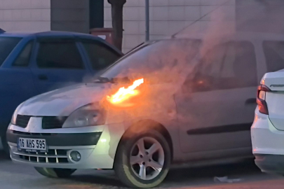 Bursa'da otoparkta korku dolu anlar: Otomobil alevlere teslim oldu