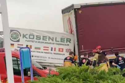 Bursa'da feci kaza: Kamyonet tıra çarptı, sürücü kabinde sıkıştı