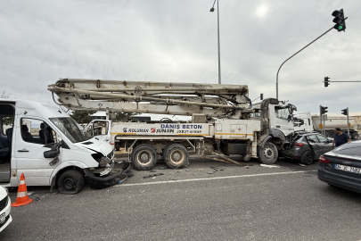 Otomobil, beton mikseri ve minibüs çarpıştı: 11 yaralı