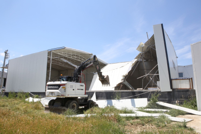 Nilüfer’de ruhsatsız yapıya müdahale: 500 metrekarelik depo yıkıldı