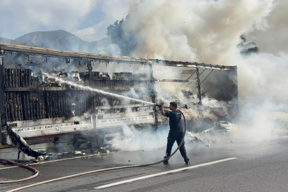 Peçete yüklü tır alev alev yandı