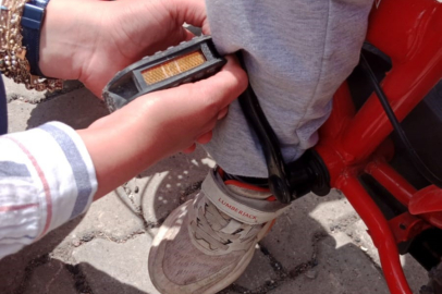 Bisiklet pedalına ayağı sıkışan çocuğu itfaiye kurtardı