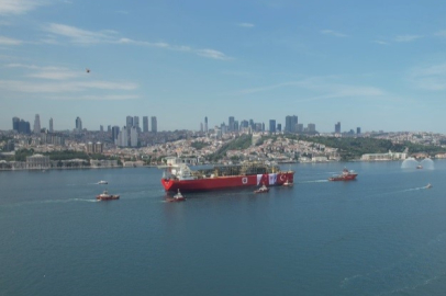 Yüzer enerji üssü Osman Gazi, Boğaz'dan Karadeniz'e açıldı