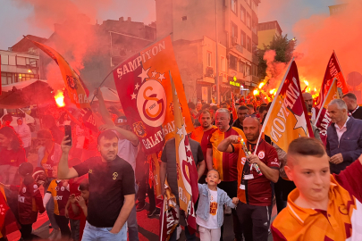 Meşaleler, marşlar, coşku: Hayrabolu’da şampiyonluk kutlaması