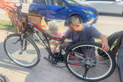 Bursa'da seyyar bisikletçi dönemi: Mahalle mahalle geziyor