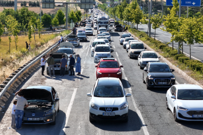 Onlarca araç hararet yapınca kilometrelerce kuyruk oluştu