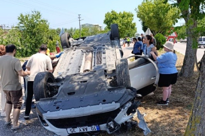 Ters dönen araçta sıkışan sürücüyü itfaiye kurtardı