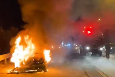 Bayram dönüşü otomobil alev alev yandı