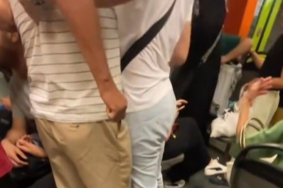 Bursa'da metroda evli kadına 'süslenmiş gelmiş' deyince ortalık karıştı