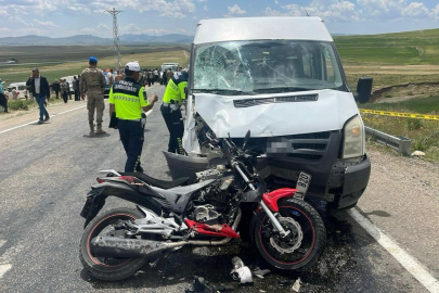 Motosiklet ile minibüs çarpıştı: 2 ölü