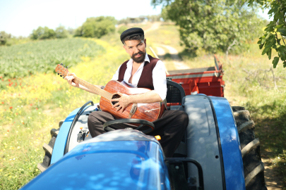 Mehmet Çevik bu sefer de köy ağası olup traktör kullandı