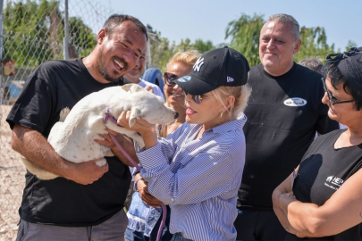 Süperstar Ajda'dan Bursa'da barınak ziyareti