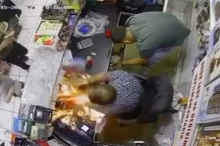 Bursa'da korku dolu anlar: Çakmakla oynadı, masa alev aldı