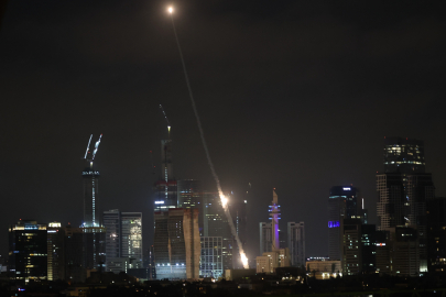 İran, İsrail'e hipersonik Fettah-1 füzeleri ile saldırı