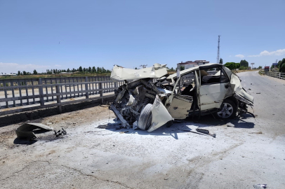 TIR otomobile çarptı; 4 yaralı