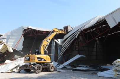 Nilüfer’de kaçak yapıya geçit yok: Ruhsatsız depo yıkıldı