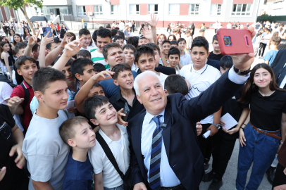 Bozbey, öğrencilerin karne heyecanına ortak oldu