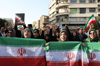 İran’da protesto: "Teslimiyet yok, ABD ile savaş"
