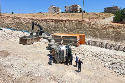 Yük boşaltan kamyon devrildi