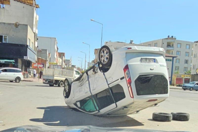 Hafif ticari araç ile otomobil çarpıştı: 4 yaralı