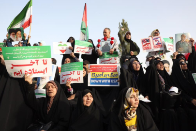 İran’da on binlerce kişiden zafer kutlaması