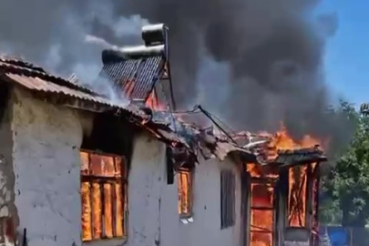 Amasya’da kerpiç ev yangında küle döndü