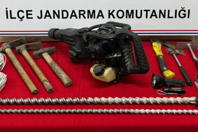 Defineciler kazı yaparken suçüstü yakalandı