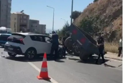 Bursa'da maddi hasarlı trafik kazası: Araçlar savruldu