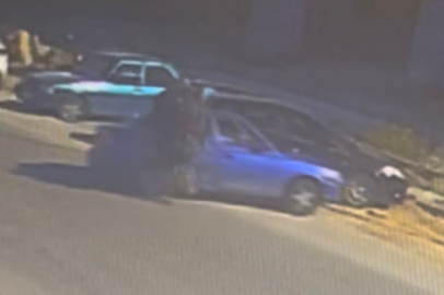 Bursa'da motosiklet otomobile çarptı: Kaza anı kamerada