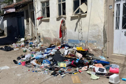Bursa'da çöp ev mahalleyi canından bezdirdi