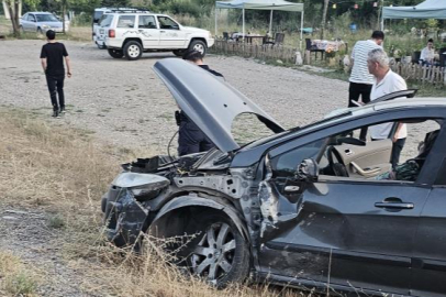 Bursa'da iki otomobil kafa kafaya çarpıştı: 3 yaralı
