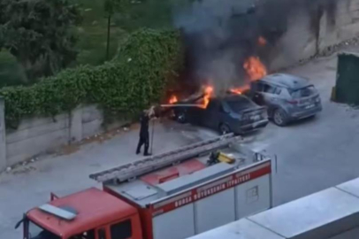 Bursa'da park halindeki araç alev topuna döndü...