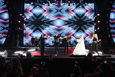 Haluk Levent’ten sahnede düğün sürprizi