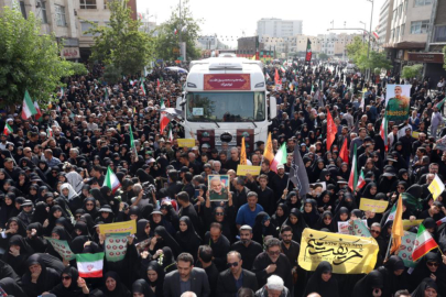 İran’da İsrail saldırılarında hayatını kaybeden 60 kişi son yolculuğuna uğurladı