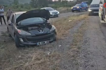 Bursa'da iki otomobil kafa kafaya çarpıştı: 3 yaralı