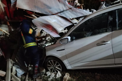 Otomobil duvara çarptı: 1 yaralı