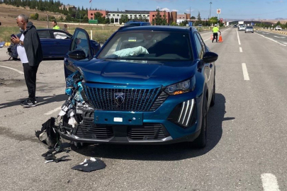 İki otomobil çarpıştı: 2 yaralı