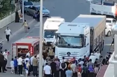 TIR'ın çarptığı yaşlı kadın ağır yaralandı