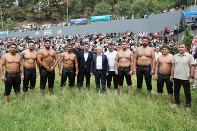 Tarihi Çalı Güreşleri nefes kesti: Başpehlivan Mehmet Yeşil Yeşil oldu